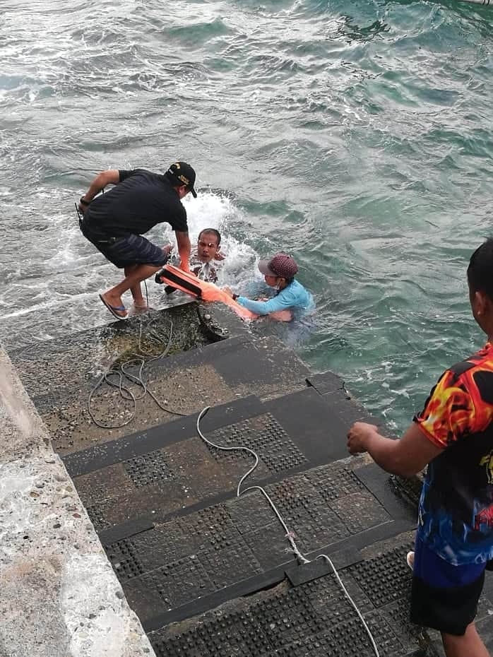 2 MANGINGISDA SA BORACAY NASAGIP SA TUMAOB NA BANGKA photo 2